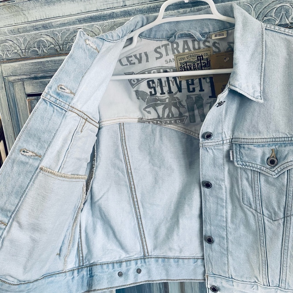 WOMEN'S Levi's® Silvertab™ Cropped Trucker Jean Jacket - Picture 7 of 15